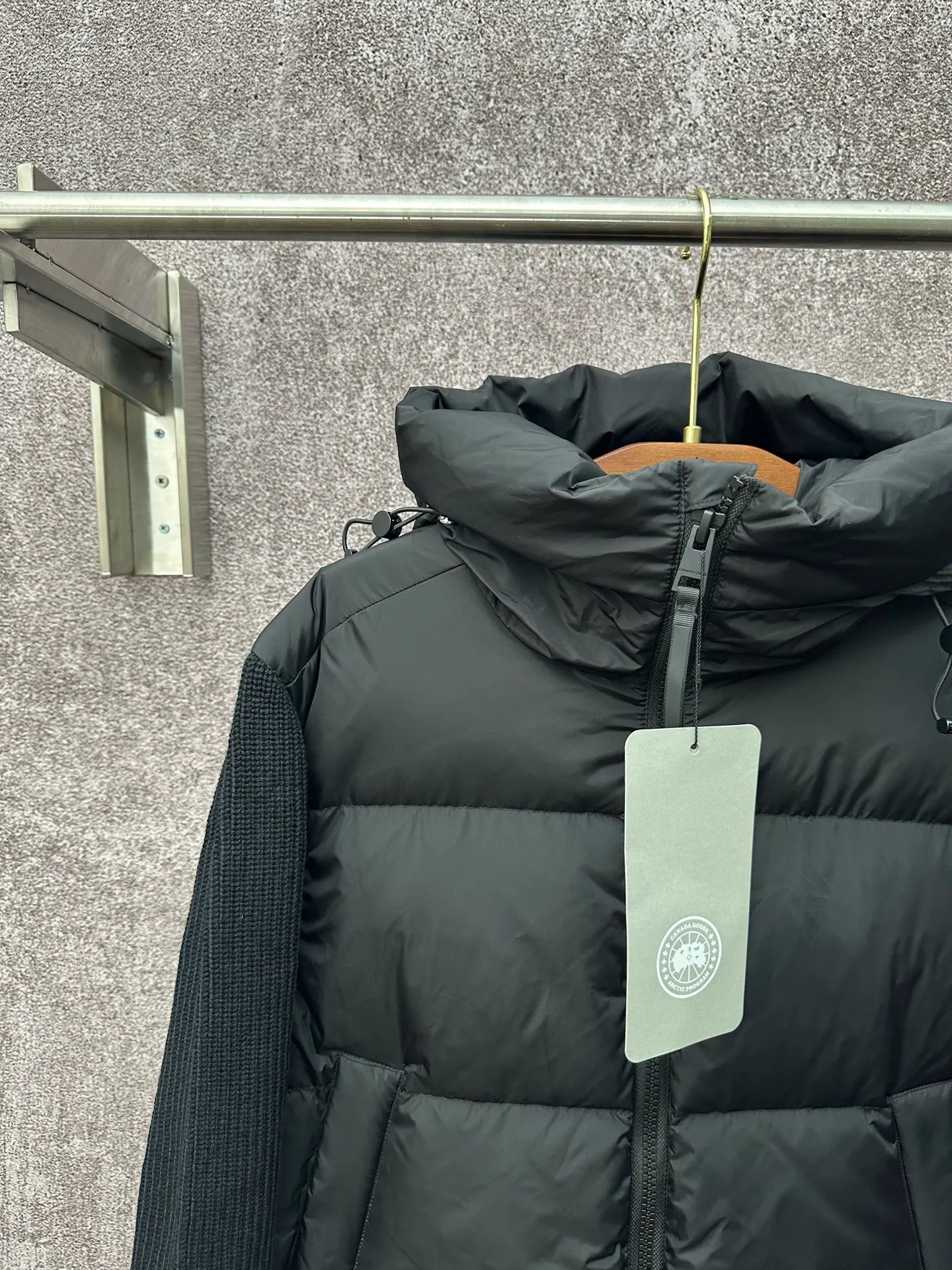 P930 Canada Goose Armband Hooded Down Jacket Fabric selection: The use of high-quality protective nylon fabric not only enhances the wear resistance of the surface, but also takes into account wind resistance, ensuring excellent performance in various harsh weather conditions.  90 national standard high-quality white duck down: selected high-loft down, weighing 170g, light and warm, with excellent temperature locking performance and good resilience.  Three-dimensional quilting process: Precision thread reinforcement to prevent velvet drilling and ensure that the fluffy and resilient elasticity lasts as new.  7-needle medium-thick knitted structure: Use thicker yarns to knit woolen fabrics with obvious thickness and weight. The texture is clearly visible and has a rough, retro texture. It has a good skeleton feel, is relatively stiff, and can maintain the silhouette of clothing for a long time. It also provides more layers of still air to lock in heat.  There is a brand exclusive LOGO on the woolen sleeve arms. It is dark and not obvious in the photo.  Accessories: One-to-one customized logo, one-to-one customized zipper pendant, one-to-one customized snap button SIZE: S M L XL